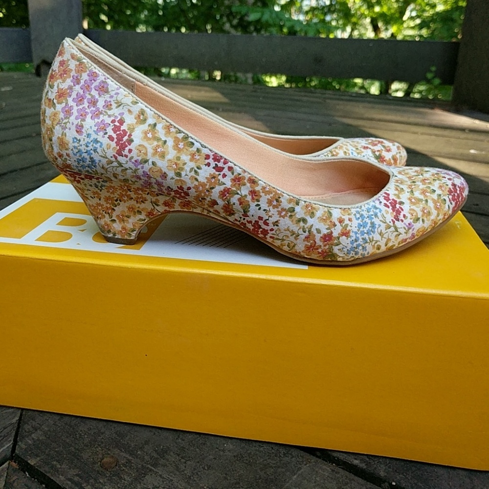 BC Footwear Flowered Kitten Heels, Size 8